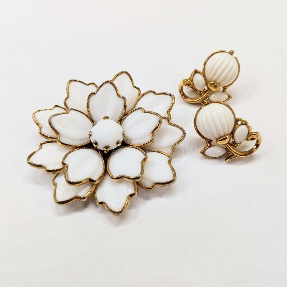 Vintage Poured Glass Brooch With Bonus Trifari Earrings